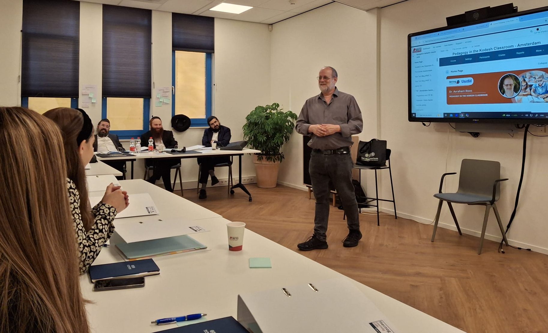 Amsterdam School Avraham Roos Dr. Avraham Roos training teachers in Amsterdam