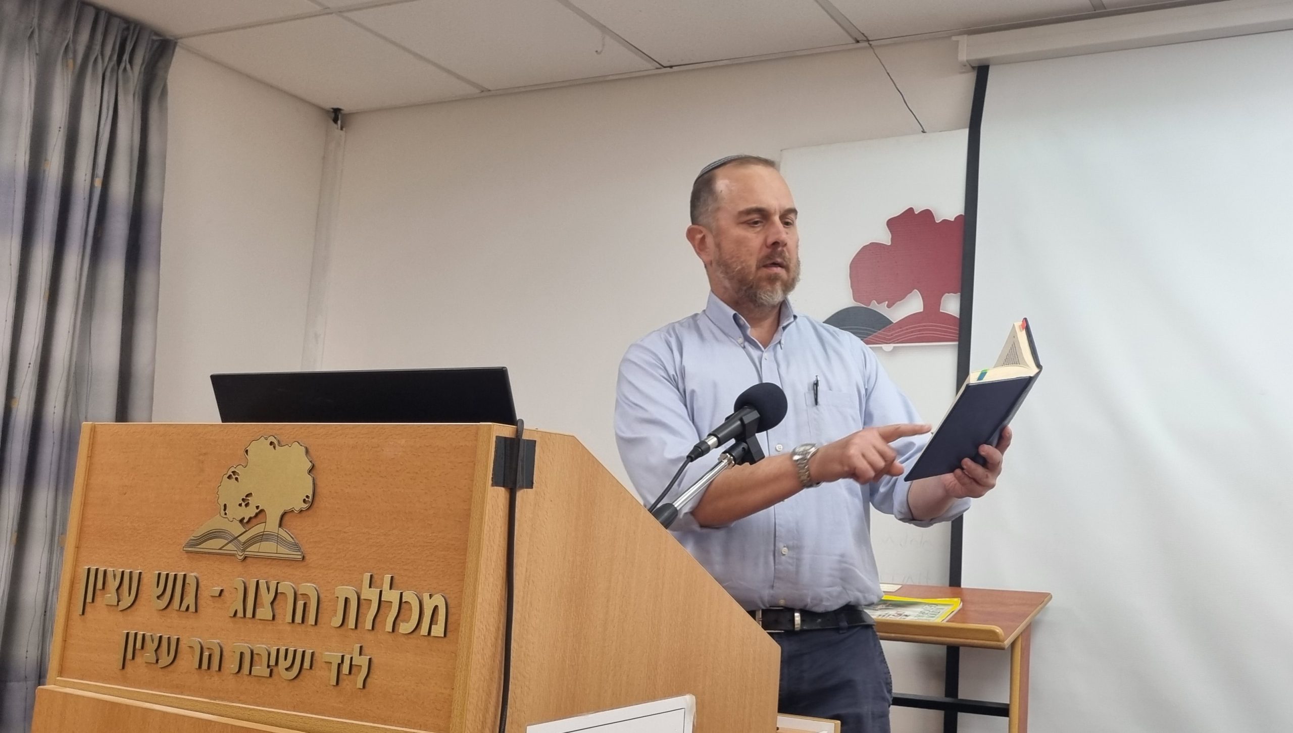 Rabbi Reuven Spolter teaching at the Yemei Iyun B'Tanakh 2026
